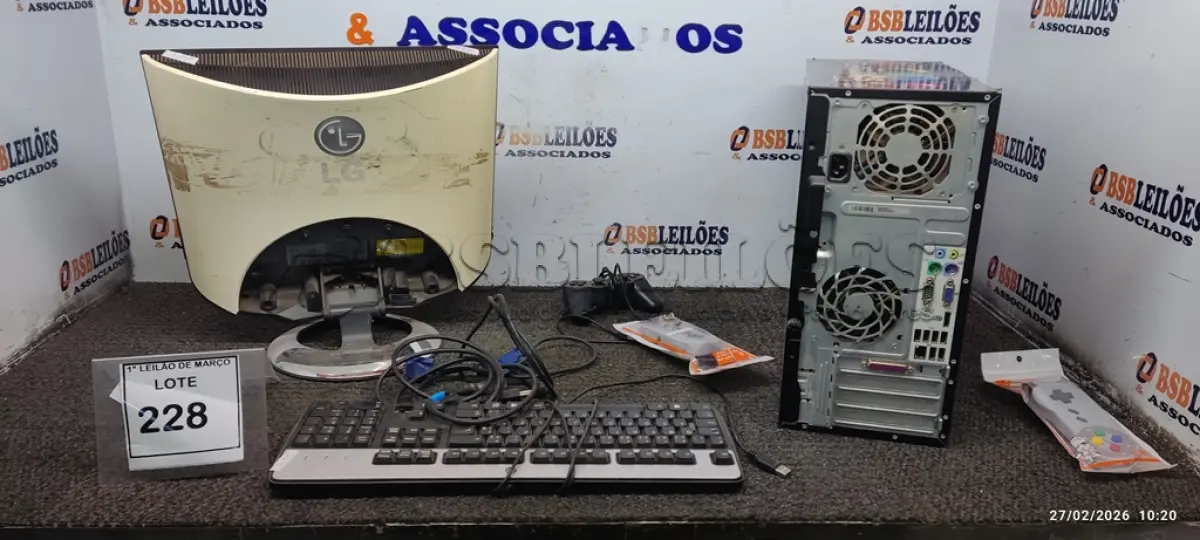 LOTE 228 - 01 COMPUTADOR ARCADE COM 02 CONTROLES E JOGOS INSTALADOS. (NO ESTADO) ATENÇÃO! FAZER A VISITAÇÃO ANTES DE ARREMATAR, NÃO SABEMOS SE FUNCIONA, LEILÃO NÃO TEM GARANTIA E NEM DEVOLUÇÃO, SUJEITO A POSSÍVEIS AVARIAS VISÍVEIS/OCULTAS E/OU AUSÊNCIA DE COMPONENTES.