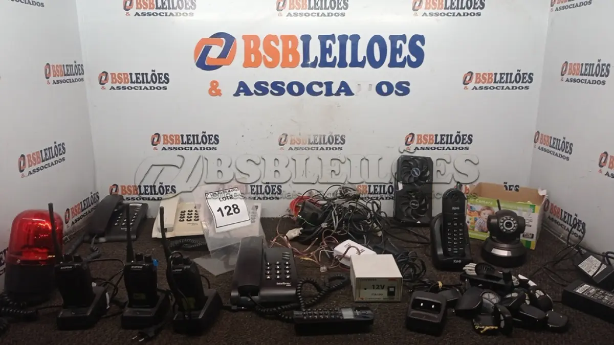 LOTE 128 - 01 CAIXA COM VÁRIOS RÁDIOS COMUNICADORES, TELEFONES, PLACAS DE VÍDEO, SINALIZADOR GIROFLEX, CABOS E MATERIAIS DIVERSOS. (NO ESTADO) ATENÇÃO! FAZER A VISITAÇÃO ANTES DE ARREMATAR, NÃO SABEMOS SE FUNCIONA, LEILÃO NÃO TEM GARANTIA E NEM DEVOLUÇÃO, SUJEITO A POSSÍVEIS AVARIAS VISÍVEIS/OCULTAS E/OU AUSÊNCIA DE COMPONENTES.