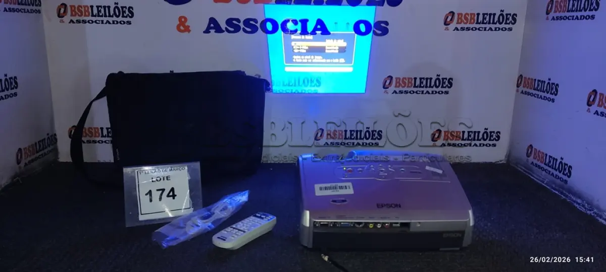 LOTE 174 - 01 PROJETOR MARCA EPSON COM BOLSA. (NO ESTADO) ATENÇÃO! FAZER A VISITAÇÃO ANTES DE ARREMATAR, NÃO SABEMOS SE FUNCIONA, LEILÃO NÃO TEM GARANTIA E NEM DEVOLUÇÃO, SUJEITO A POSSÍVEIS AVARIAS VISÍVEIS/OCULTAS E/OU AUSÊNCIA DE COMPONENTES.