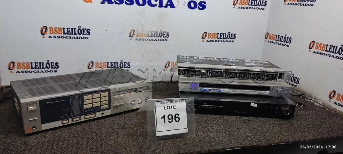 LOTE 196 - 01 APARELHO HOME THEATER MARCA PHILCO, 01 APARELHO DE DVD MARCA SONY, 01 RECEIVER ESTERO VINTAGE MARCA SONY E 01 DISTRIBUIDOR DE ÁUDIO DE 08 CANAIS MARCA ULTRALINK PRO. (NO ESTADO) ATENÇÃO! FAZER A VISITAÇÃO ANTES DE ARREMATAR, NÃO SABEMOS SE FUNCIONA, LEILÃO NÃO TEM GARANTIA E NEM DEVOLUÇÃO, SUJEITO A POSSÍVEIS AVARIAS VISÍVEIS/OCULTAS E/OU AUSÊNCIA DE COMPONENTES.