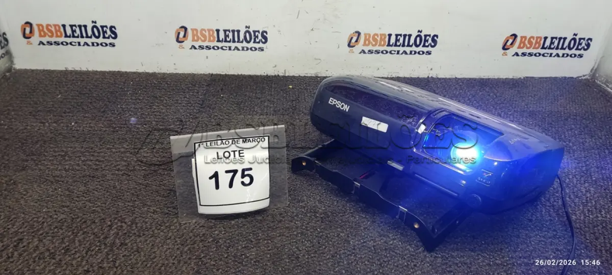 LOTE 175 - 01 PROJETOR MARCA EPSON. (NO ESTADO) ATENÇÃO! FAZER A VISITAÇÃO ANTES DE ARREMATAR, NÃO SABEMOS SE FUNCIONA, LEILÃO NÃO TEM GARANTIA E NEM DEVOLUÇÃO, SUJEITO A POSSÍVEIS AVARIAS VISÍVEIS/OCULTAS E/OU AUSÊNCIA DE COMPONENTES.