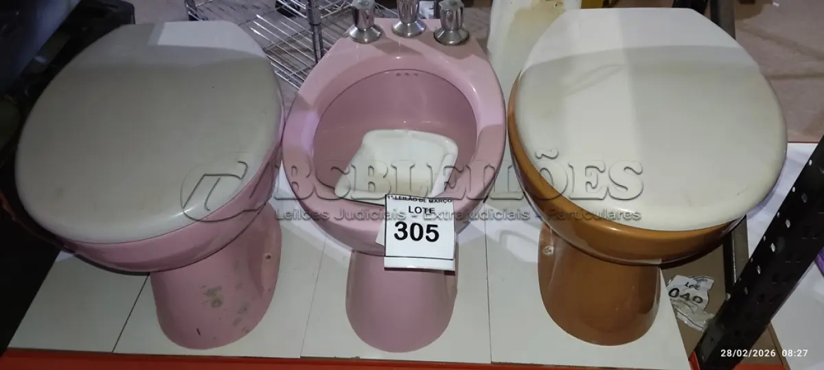 LOTE 305 - 02 VASOS SANITÁRIOS, 01 BIDÊ, 01 SABONETEIRA DE EMBUTIR E 01 COLUNA DE PIA. (NO ESTADO) ATENÇÃO! FAZER A VISITAÇÃO ANTES DE ARREMATAR, NÃO SABEMOS SE FUNCIONA, LEILÃO NÃO TEM GARANTIA E NEM DEVOLUÇÃO, SUJEITO A POSSÍVEIS AVARIAS VISÍVEIS/OCULTAS E/OU AUSÊNCIA DE COMPONENTES.