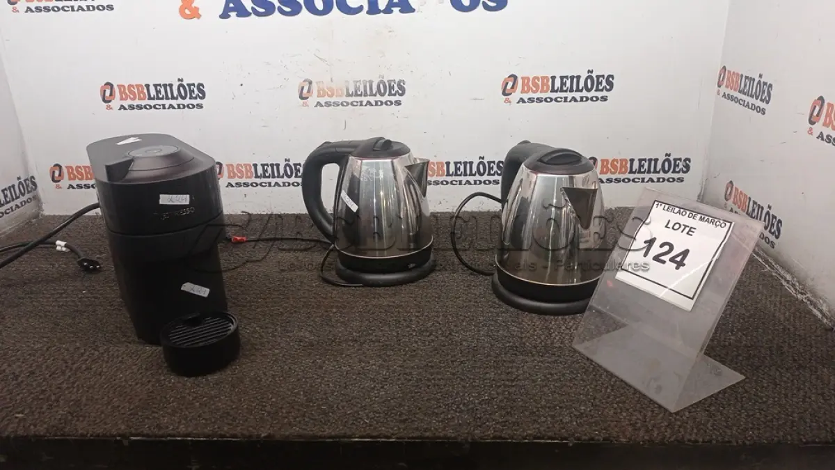 LOTE 124 - 01 CAFETEIRA 220V MARCA NESPRESSO E 02 CHALEIRAS ELÉTRICAS 220V. (NO ESTADO) ATENÇÃO! FAZER A VISITAÇÃO ANTES DE ARREMATAR, NÃO SABEMOS SE FUNCIONA, LEILÃO NÃO TEM GARANTIA E NEM DEVOLUÇÃO, SUJEITO A POSSÍVEIS AVARIAS VISÍVEIS/OCULTAS E/OU AUSÊNCIA DE COMPONENTES.