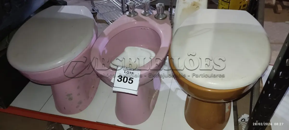 LOTE 305 - 02 VASOS SANITÁRIOS, 01 BIDÊ, 01 SABONETEIRA DE EMBUTIR E 01 COLUNA DE PIA. (NO ESTADO) ATENÇÃO! FAZER A VISITAÇÃO ANTES DE ARREMATAR, NÃO SABEMOS SE FUNCIONA, LEILÃO NÃO TEM GARANTIA E NEM DEVOLUÇÃO, SUJEITO A POSSÍVEIS AVARIAS VISÍVEIS/OCULTAS E/OU AUSÊNCIA DE COMPONENTES.