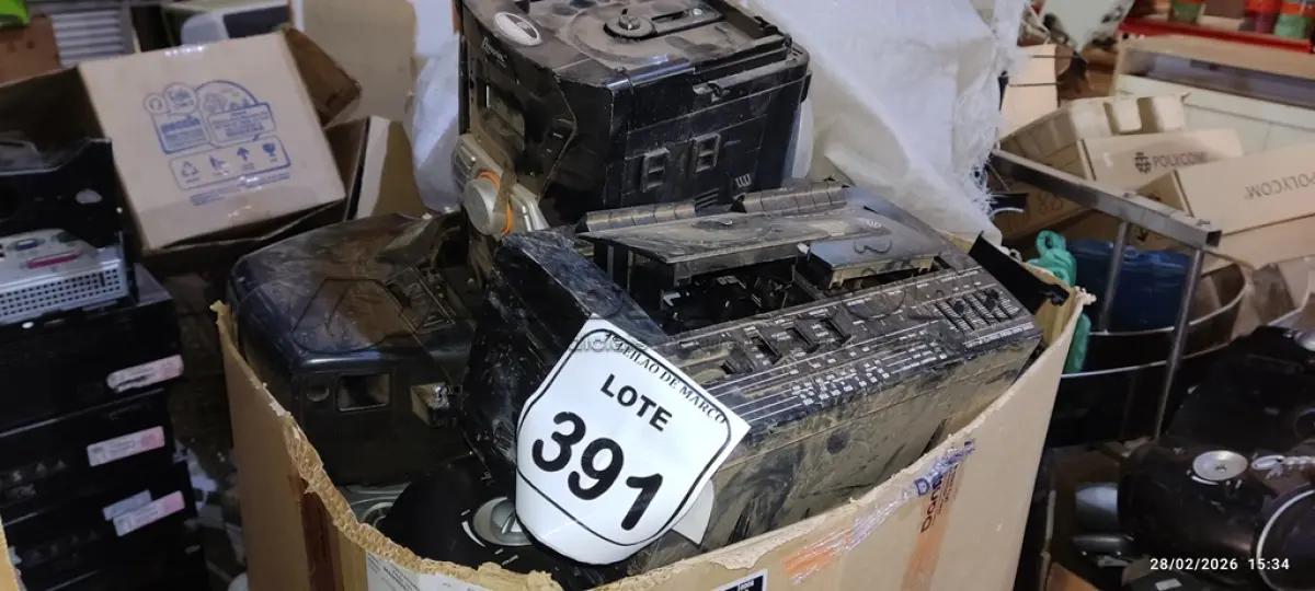 LOTE 391 - 01 CAIXA COM GRANDE QUANTIDADE DE APARELHOS DE SOM PARA RETIRADA DE PEÇAS. (NO ESTADO) ATENÇÃO! FAZER A VISITAÇÃO ANTES DE ARREMATAR, NÃO SABEMOS SE FUNCIONA, LEILÃO NÃO TEM GARANTIA E NEM DEVOLUÇÃO, SUJEITO A POSSÍVEIS AVARIAS VISÍVEIS/OCULTAS E/OU AUSÊNCIA DE COMPONENTES.
