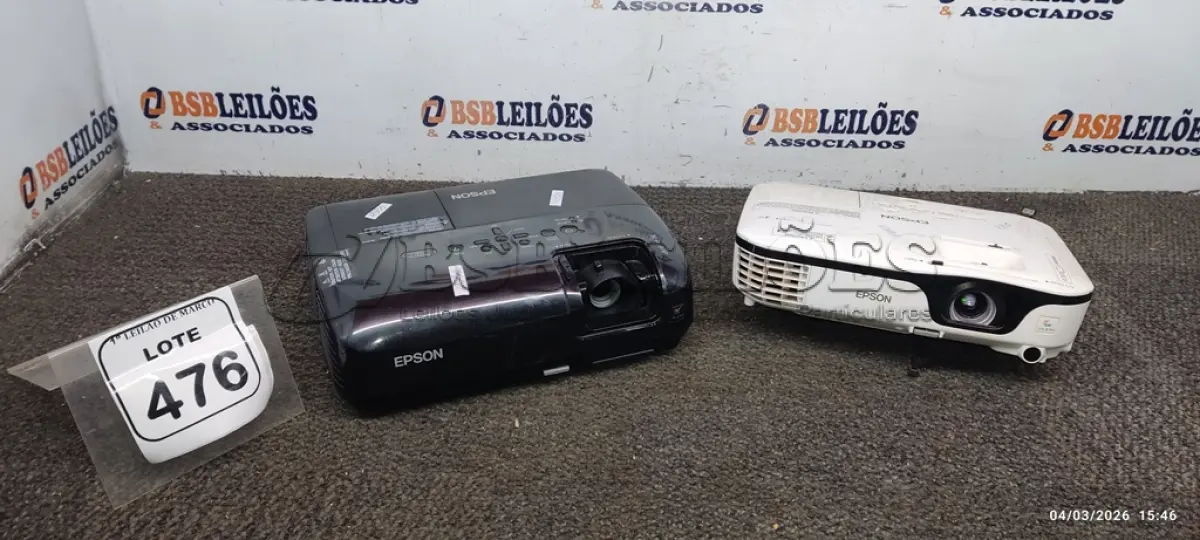 LOTE 476 - 02 PROJETORES MARCA EPSON. (NO ESTADO) ATENÇÃO! FAZER A VISITAÇÃO ANTES DE ARREMATAR, NÃO SABEMOS SE FUNCIONA, LEILÃO NÃO TEM GARANTIA E NEM DEVOLUÇÃO, SUJEITO A POSSÍVEIS AVARIAS VISÍVEIS/OCULTAS E/OU AUSÊNCIA DE COMPONENTES.