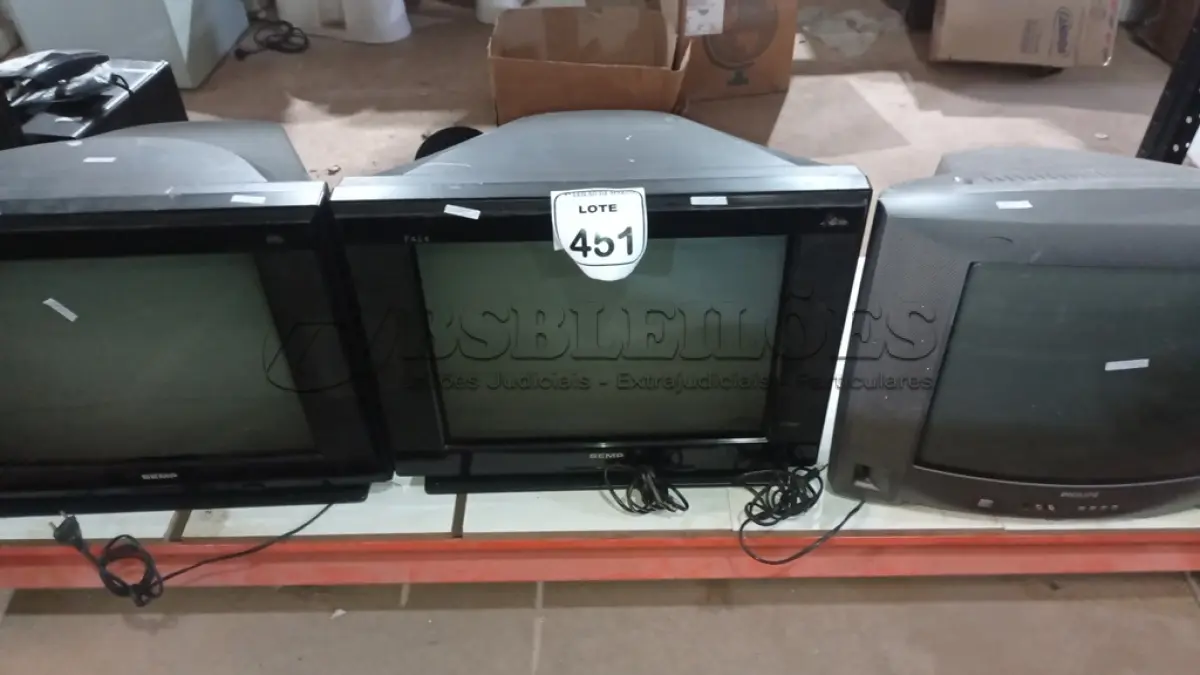 LOTE 451 - 02 TVS DE TUBO MARCA SEMP E 01 TV DE TUBO MARCA PHILIPS. (NO ESTADO) ATENÇÃO! FAZER A VISITAÇÃO ANTES DE ARREMATAR, NÃO SABEMOS SE FUNCIONA, LEILÃO NÃO TEM GARANTIA E NEM DEVOLUÇÃO, SUJEITO A POSSÍVEIS AVARIAS VISÍVEIS/OCULTAS E/OU AUSÊNCIA DE COMPONENTES.