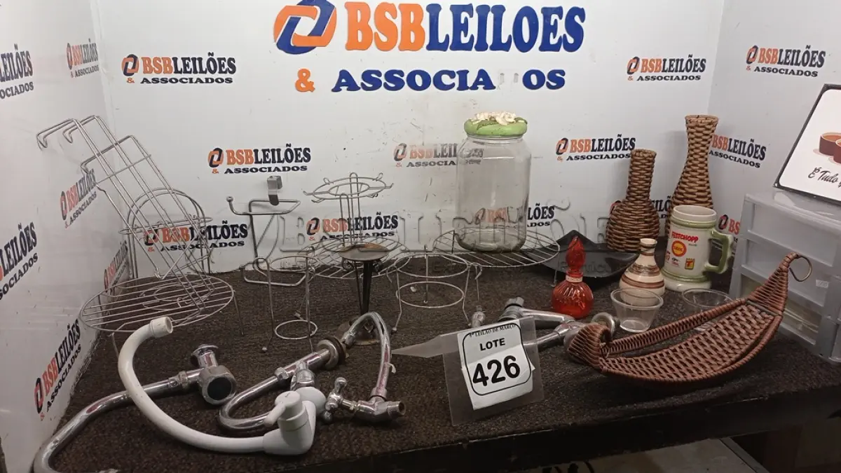 LOTE 426 - 01 LOTE COM TORNEIRAS, VASOS DECORATIVOS, GAVETAS ORGANIZADORAS E UTENSÍLIOS DE COZINHA DIVERSOS. (NO ESTADO) ATENÇÃO! FAZER A VISITAÇÃO ANTES DE ARREMATAR, NÃO SABEMOS SE FUNCIONA, LEILÃO NÃO TEM GARANTIA E NEM DEVOLUÇÃO, SUJEITO A POSSÍVEIS AVARIAS VISÍVEIS/OCULTAS E/OU AUSÊNCIA DE COMPONENTES.