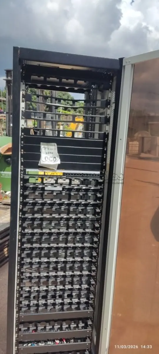 LOTE 060 - 01 RACK PARA SERVIDORES. (NO ESTADO) ATENÇÃO! FAZER A VISITAÇÃO ANTES DE ARREMATAR, NÃO SABEMOS SE FUNCIONA, LEILÃO NÃO TEM GARANTIA E NEM DEVOLUÇÃO, SUJEITO A POSSÍVEIS AVARIAS VISÍVEIS/OCULTAS E/OU AUSÊNCIA DE COMPONENTES.