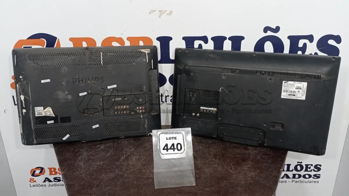LOTE 440 - 01 TV LCD 26’’ MARCA PHILIPS E 01 TV 32’’ MARCA SAMSUNG. (NO ESTADO) ATENÇÃO! FAZER A VISITAÇÃO ANTES DE ARREMATAR, NÃO SABEMOS SE FUNCIONA, LEILÃO NÃO TEM GARANTIA E NEM DEVOLUÇÃO, SUJEITO A POSSÍVEIS AVARIAS VISÍVEIS/OCULTAS E/OU AUSÊNCIA DE COMPONENTES.