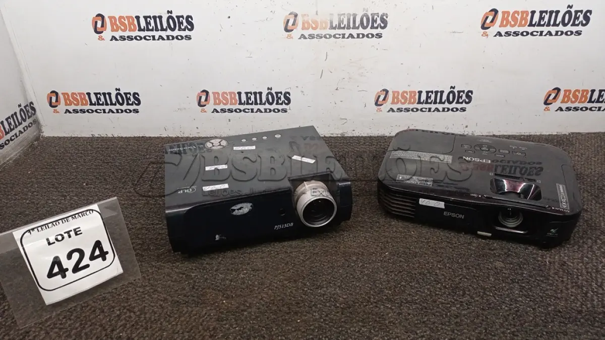 LOTE 424 - 02 PROJETORES MARCAS EPSON E VIEW SONIC. (NO ESTADO) ATENÇÃO! FAZER A VISITAÇÃO ANTES DE ARREMATAR, NÃO SABEMOS SE FUNCIONA, LEILÃO NÃO TEM GARANTIA E NEM DEVOLUÇÃO, SUJEITO A POSSÍVEIS AVARIAS VISÍVEIS/OCULTAS E/OU AUSÊNCIA DE COMPONENTES.