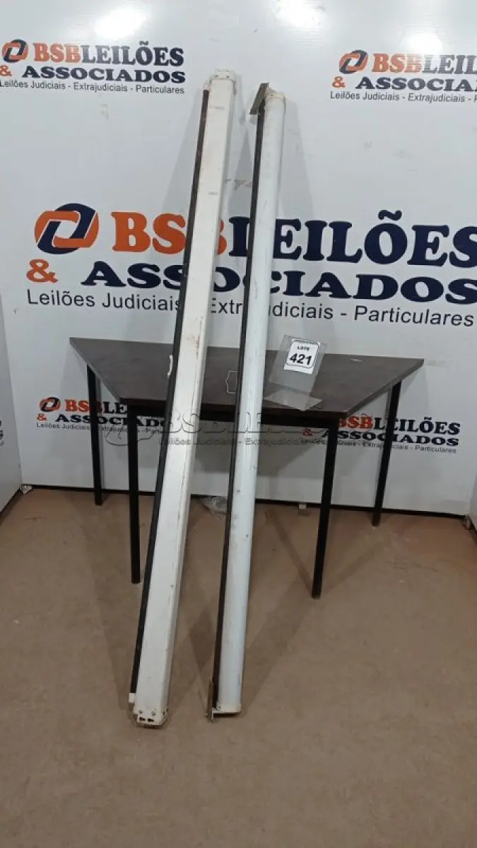LOTE 421 - 02 TELAS DE PROJEÇÃO. (NO ESTADO) ATENÇÃO! FAZER A VISITAÇÃO ANTES DE ARREMATAR, NÃO SABEMOS SE FUNCIONA, LEILÃO NÃO TEM GARANTIA E NEM DEVOLUÇÃO, SUJEITO A POSSÍVEIS AVARIAS VISÍVEIS/OCULTAS E/OU AUSÊNCIA DE COMPONENTES.
