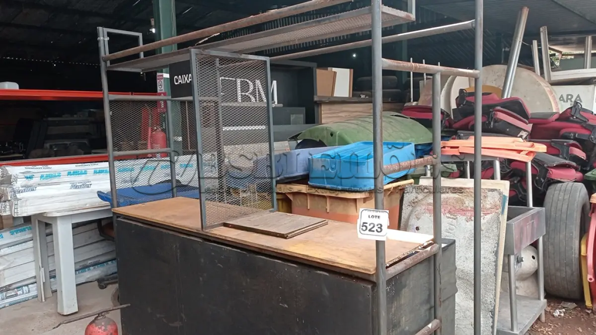 LOTE 523 - 01 BALCÃO CAIXA DE FERRO TUBULAR E MADEIRA. (NO ESTADO) ATENÇÃO! FAZER A VISITAÇÃO ANTES DE ARREMATAR, NÃO SABEMOS SE FUNCIONA, LEILÃO NÃO TEM GARANTIA E NEM DEVOLUÇÃO, SUJEITO A POSSÍVEIS AVARIAS VISÍVEIS/OCULTAS E/OU AUSÊNCIA DE COMPONENTES.