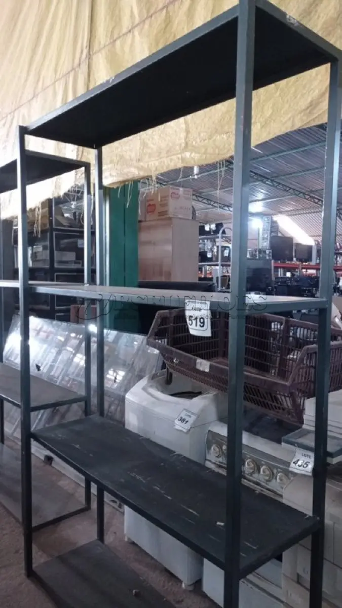 LOTE 519 - 01 ESTANTE DE FERRO DE 1,40X2,25M. (NO ESTADO) ATENÇÃO! FAZER A VISITAÇÃO ANTES DE ARREMATAR, NÃO SABEMOS SE FUNCIONA, LEILÃO NÃO TEM GARANTIA E NEM DEVOLUÇÃO, SUJEITO A POSSÍVEIS AVARIAS VISÍVEIS/OCULTAS E/OU AUSÊNCIA DE COMPONENTES.