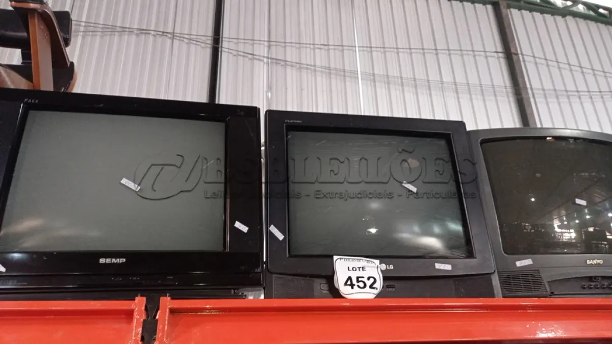 LOTE 452 - 03 TVS DE TUBO MARCAS SEMP, LG E SANYO. (NO ESTADO) ATENÇÃO! FAZER A VISITAÇÃO ANTES DE ARREMATAR, NÃO SABEMOS SE FUNCIONA, LEILÃO NÃO TEM GARANTIA E NEM DEVOLUÇÃO, SUJEITO A POSSÍVEIS AVARIAS VISÍVEIS/OCULTAS E/OU AUSÊNCIA DE COMPONENTES.
