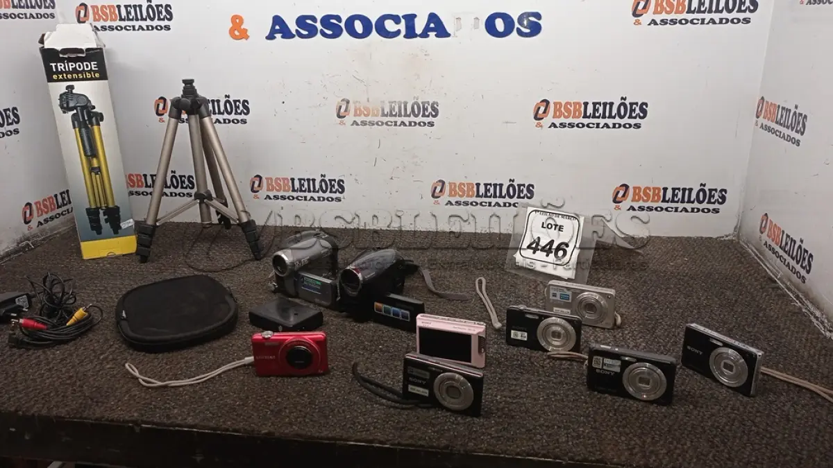 LOTE 446 - 02 TRIPÉS E 07 CÂMERAS FOTOGRÁFICAS E 02 FILMADORAS. (NO ESTADO) ATENÇÃO! FAZER A VISITAÇÃO ANTES DE ARREMATAR, NÃO SABEMOS SE FUNCIONA, LEILÃO NÃO TEM GARANTIA E NEM DEVOLUÇÃO, SUJEITO A POSSÍVEIS AVARIAS VISÍVEIS/OCULTAS E/OU AUSÊNCIA DE COMPONENTES.