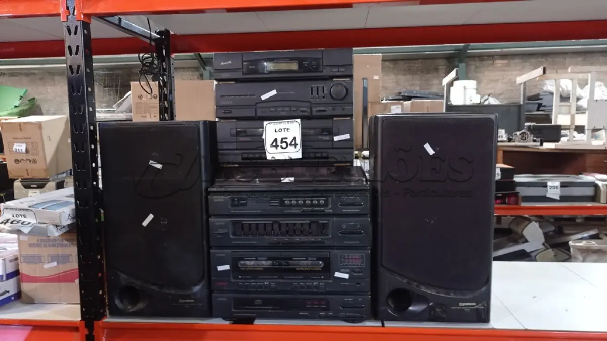 LOTE 454 - 01 APARELHO DE SOM 3X1 MARCA SANYO, 01 APARELHO DE SOM MARCA AVANTI E 02 CAIXAS DE SOM MARCA GRADIENTE. (NO ESTADO) ATENÇÃO! FAZER A VISITAÇÃO ANTES DE ARREMATAR, NÃO SABEMOS SE FUNCIONA, LEILÃO NÃO TEM GARANTIA E NEM DEVOLUÇÃO, SUJEITO A POSSÍVEIS AVARIAS VISÍVEIS/OCULTAS E/OU AUSÊNCIA DE COMPONENTES.