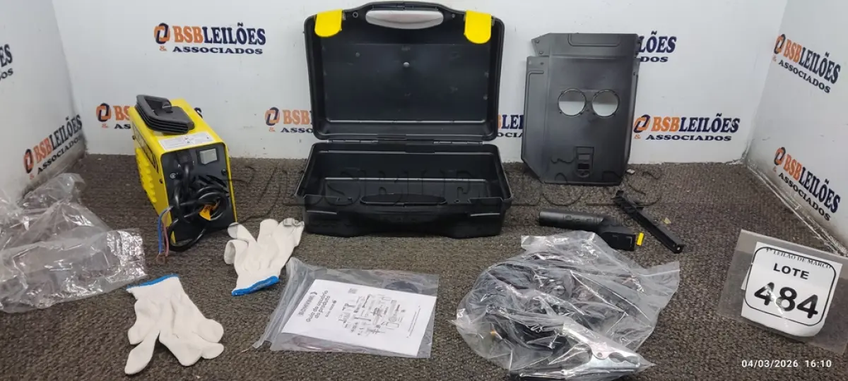 LOTE 484 - 01 MÁQUINA DE SOLDA 220V COM MALETA E ACESSÓRIOS MÁSCARA, LUVAS, ESCOVA, ALICATE DE SOLDA E GRAMPO DE ATERRAMENTO (PRODUTO NOVO). (NO ESTADO) ATENÇÃO! FAZER A VISITAÇÃO ANTES DE ARREMATAR, NÃO SABEMOS SE FUNCIONA, LEILÃO NÃO TEM GARANTIA E NEM DEVOLUÇÃO, SUJEITO A POSSÍVEIS AVARIAS VISÍVEIS/OCULTAS E/OU AUSÊNCIA DE COMPONENTES.