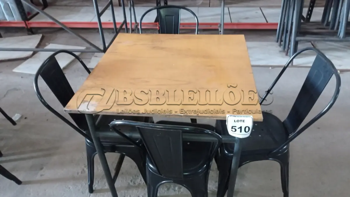 LOTE 510 - 01 MESA DE FERRO COM TAMPO EM MADEIRA E 04 CADEIRAS DE FERRO. (NO ESTADO) ATENÇÃO! FAZER A VISITAÇÃO ANTES DE ARREMATAR, NÃO SABEMOS SE FUNCIONA, LEILÃO NÃO TEM GARANTIA E NEM DEVOLUÇÃO, SUJEITO A POSSÍVEIS AVARIAS VISÍVEIS/OCULTAS E/OU AUSÊNCIA DE COMPONENTES.