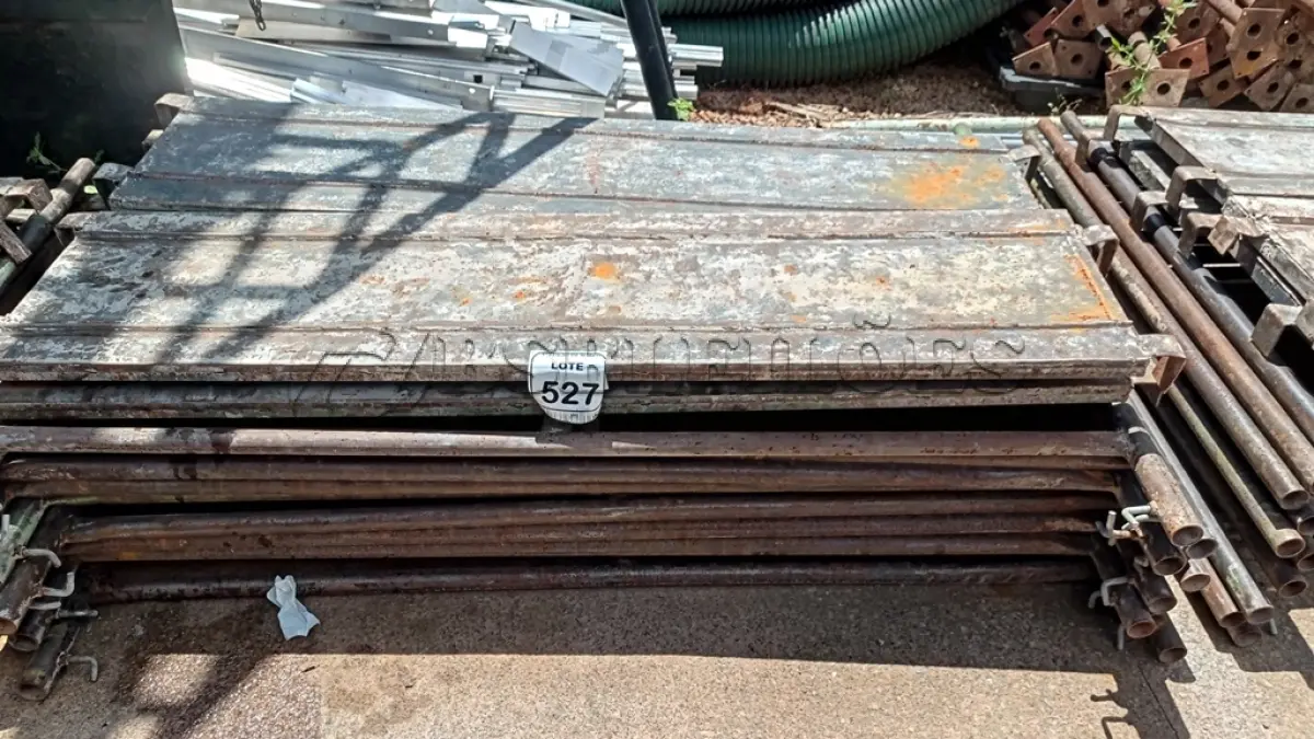 LOTE 527 - 10 PEÇAS DE ANDAIMES DE 1X1,5M E 04 PISOS METÁLICOS. (NO ESTADO) ATENÇÃO! FAZER A VISITAÇÃO ANTES DE ARREMATAR, NÃO SABEMOS SE FUNCIONA, LEILÃO NÃO TEM GARANTIA E NEM DEVOLUÇÃO, SUJEITO A POSSÍVEIS AVARIAS VISÍVEIS/OCULTAS E/OU AUSÊNCIA DE COMPONENTES.