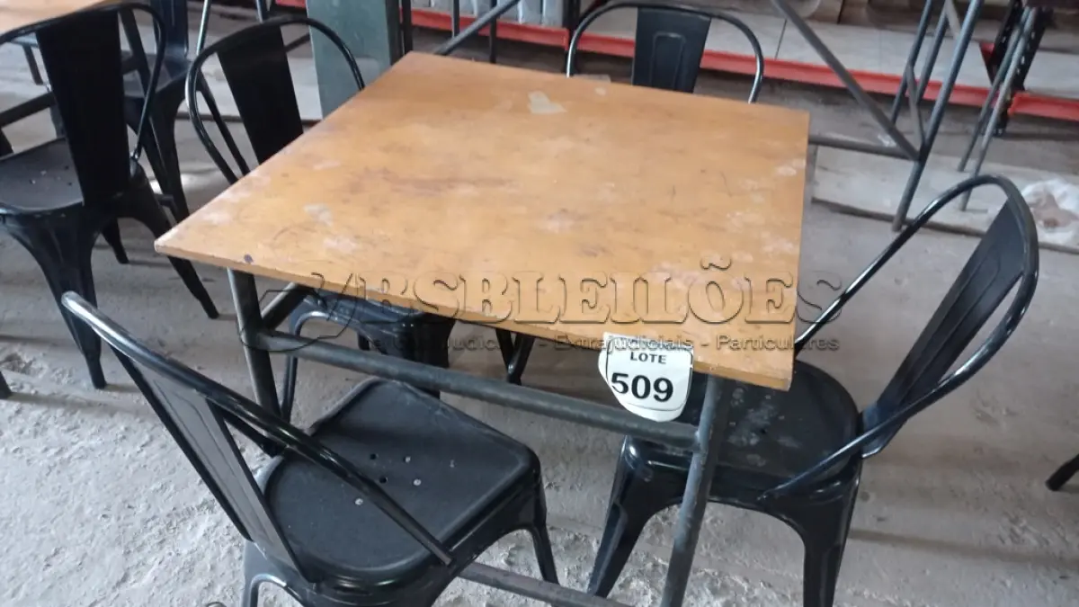 LOTE 509 - 01 MESA DE FERRO COM TAMPO EM MADEIRA E 04 CADEIRAS DE FERRO. (NO ESTADO) ATENÇÃO! FAZER A VISITAÇÃO ANTES DE ARREMATAR, NÃO SABEMOS SE FUNCIONA, LEILÃO NÃO TEM GARANTIA E NEM DEVOLUÇÃO, SUJEITO A POSSÍVEIS AVARIAS VISÍVEIS/OCULTAS E/OU AUSÊNCIA DE COMPONENTES.