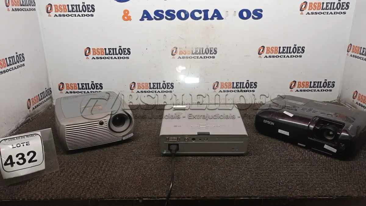 LOTE 432 - 03 PROJETORES MARCAS INFOCUS, EPSON E LG. (NO ESTADO) ATENÇÃO! FAZER A VISITAÇÃO ANTES DE ARREMATAR, NÃO SABEMOS SE FUNCIONA, LEILÃO NÃO TEM GARANTIA E NEM DEVOLUÇÃO, SUJEITO A POSSÍVEIS AVARIAS VISÍVEIS/OCULTAS E/OU AUSÊNCIA DE COMPONENTES.