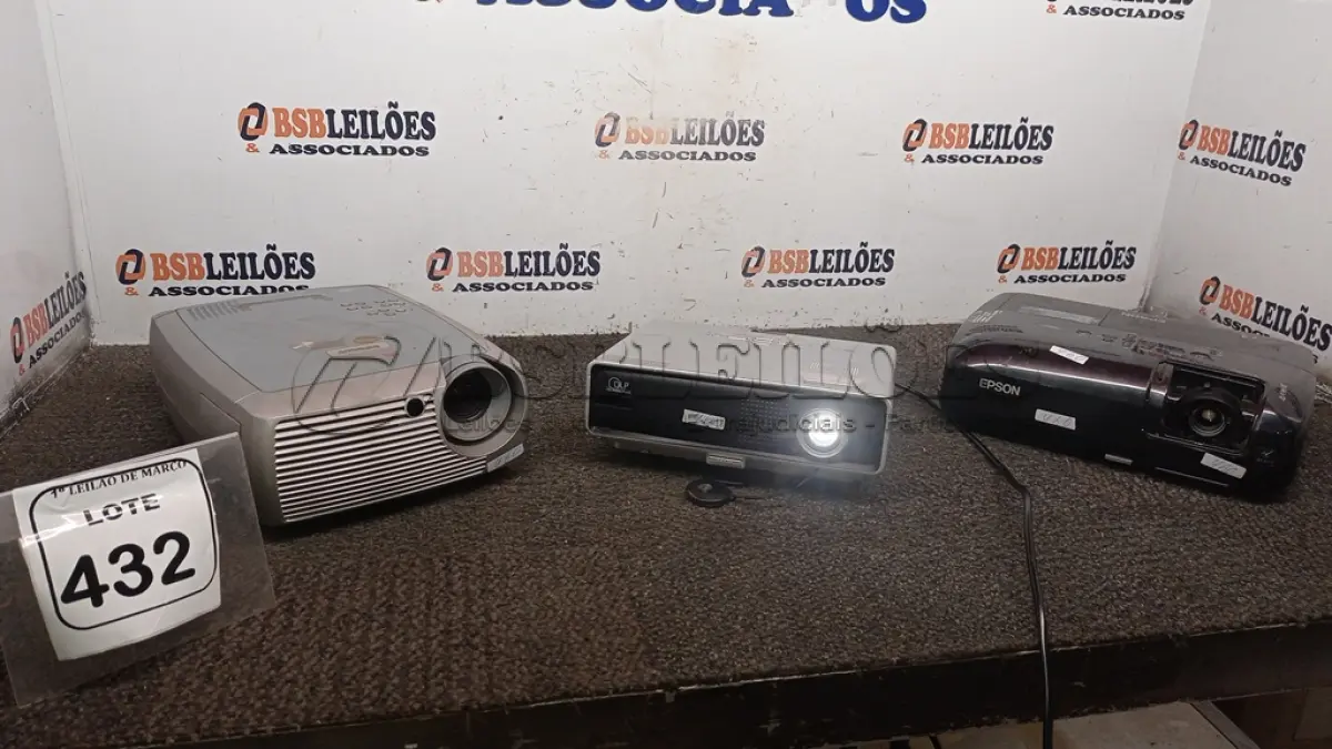 LOTE 432 - 03 PROJETORES MARCAS INFOCUS, EPSON E LG. (NO ESTADO) ATENÇÃO! FAZER A VISITAÇÃO ANTES DE ARREMATAR, NÃO SABEMOS SE FUNCIONA, LEILÃO NÃO TEM GARANTIA E NEM DEVOLUÇÃO, SUJEITO A POSSÍVEIS AVARIAS VISÍVEIS/OCULTAS E/OU AUSÊNCIA DE COMPONENTES.