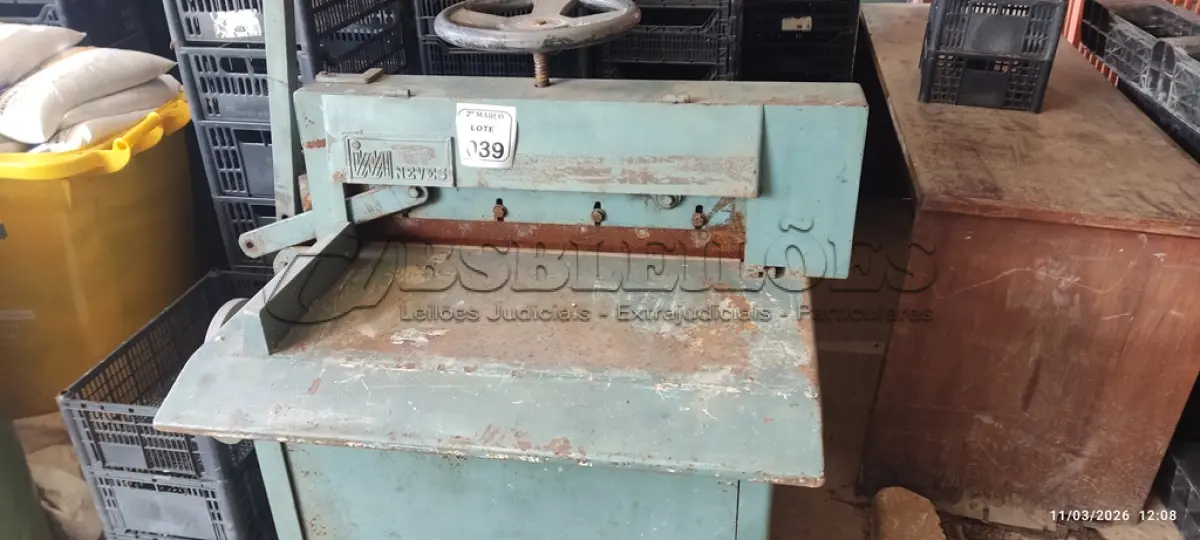 LOTE 039 - 01 GUILHOTINA INDUSTRIAL MANUAL MARCA VM NEVES. (NO ESTADO) ATENÇÃO! FAZER A VISITAÇÃO ANTES DE ARREMATAR, NÃO SABEMOS SE FUNCIONA, LEILÃO NÃO TEM GARANTIA E NEM DEVOLUÇÃO, SUJEITO A POSSÍVEIS AVARIAS VISÍVEIS/OCULTAS E/OU AUSÊNCIA DE COMPONENTES.