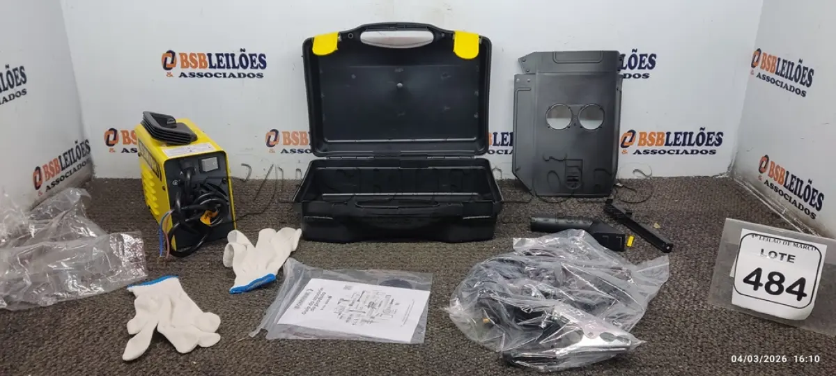 LOTE 484 - 01 MÁQUINA DE SOLDA 220V COM MALETA E ACESSÓRIOS MÁSCARA, LUVAS, ESCOVA, ALICATE DE SOLDA E GRAMPO DE ATERRAMENTO (PRODUTO NOVO). (NO ESTADO) ATENÇÃO! FAZER A VISITAÇÃO ANTES DE ARREMATAR, NÃO SABEMOS SE FUNCIONA, LEILÃO NÃO TEM GARANTIA E NEM DEVOLUÇÃO, SUJEITO A POSSÍVEIS AVARIAS VISÍVEIS/OCULTAS E/OU AUSÊNCIA DE COMPONENTES.
