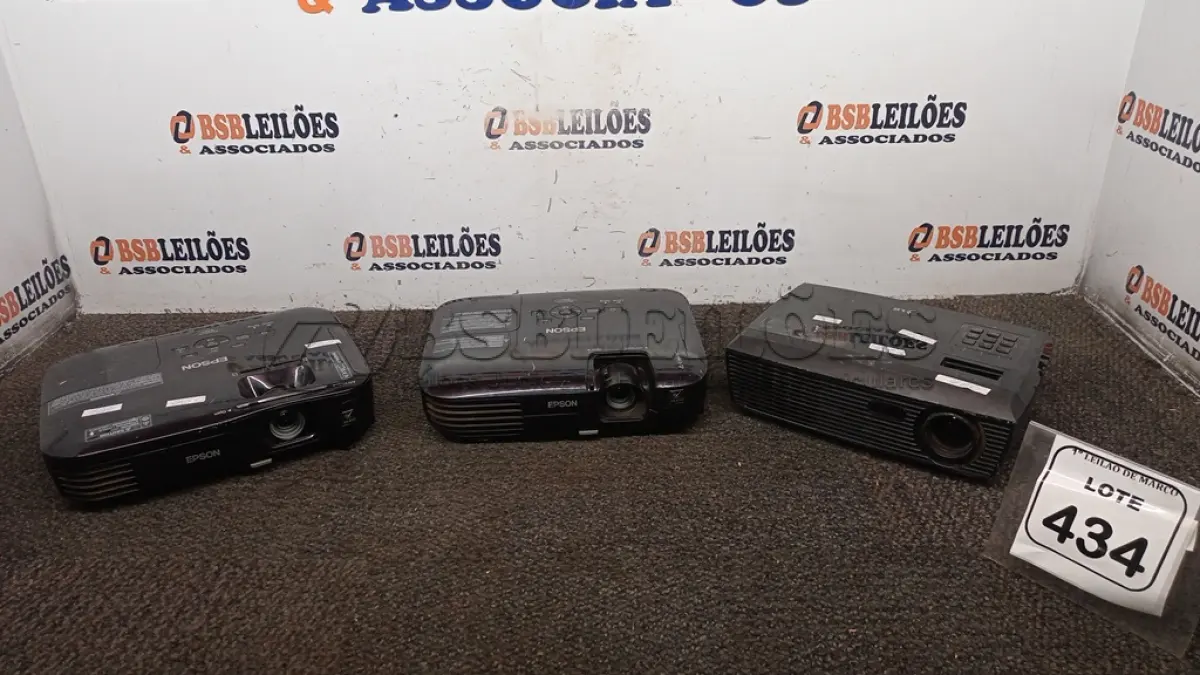 LOTE 434 - 02 PROJETORES MARCA EPSON E 01 PROJETOR MARCA LG. (NO ESTADO) ATENÇÃO! FAZER A VISITAÇÃO ANTES DE ARREMATAR, NÃO SABEMOS SE FUNCIONA, LEILÃO NÃO TEM GARANTIA E NEM DEVOLUÇÃO, SUJEITO A POSSÍVEIS AVARIAS VISÍVEIS/OCULTAS E/OU AUSÊNCIA DE COMPONENTES.
