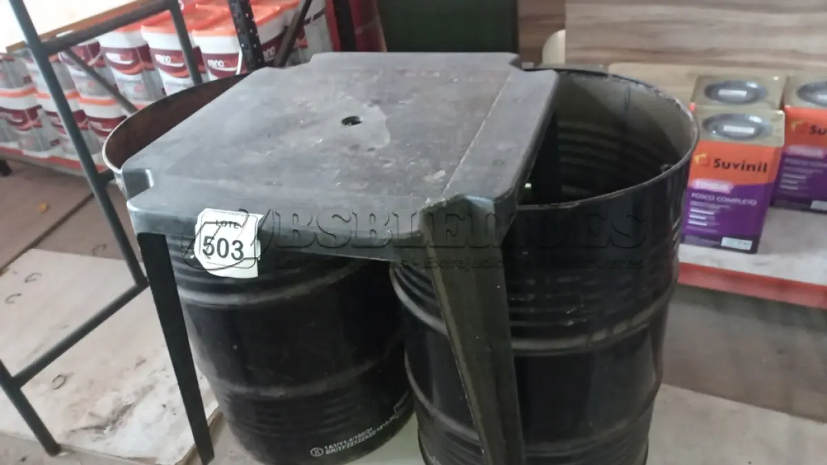 LOTE 503 - 02 TAMBORES DE FERRO E 01 MESA DE PLÁSTICO. (NO ESTADO) ATENÇÃO! FAZER A VISITAÇÃO ANTES DE ARREMATAR, NÃO SABEMOS SE FUNCIONA, LEILÃO NÃO TEM GARANTIA E NEM DEVOLUÇÃO, SUJEITO A POSSÍVEIS AVARIAS VISÍVEIS/OCULTAS E/OU AUSÊNCIA DE COMPONENTES.