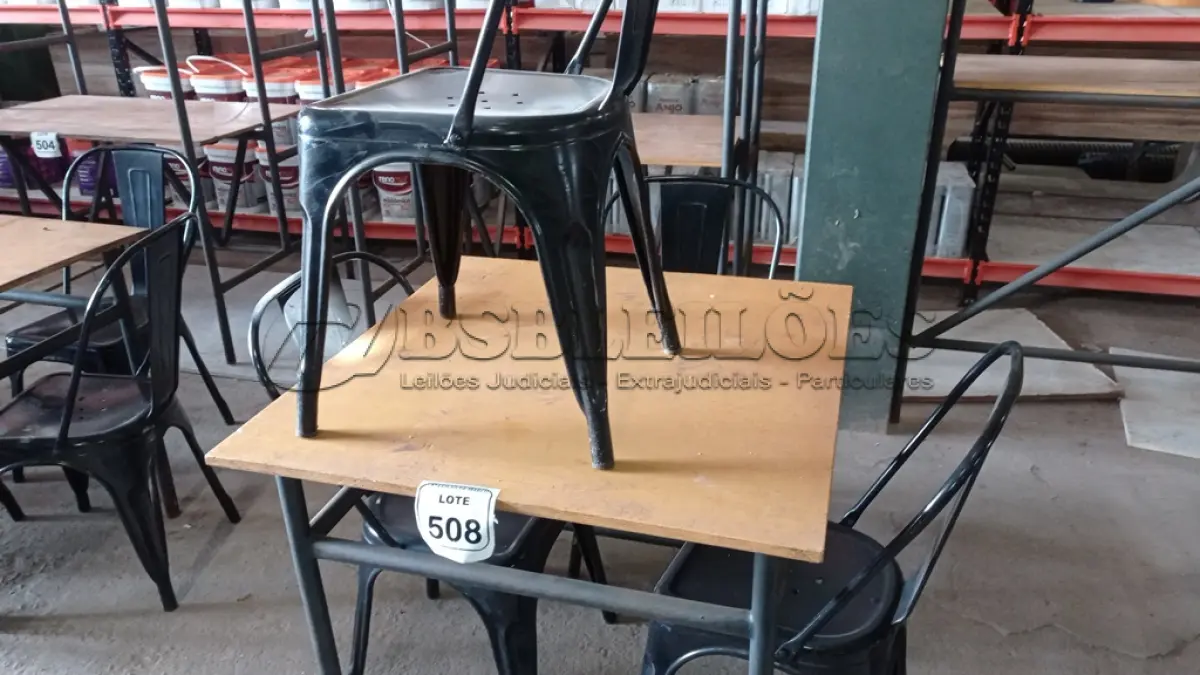 LOTE 508 - 01 MESA DE FERRO COM TAMPO EM MADEIRA E 04 CADEIRAS DE FERRO. (NO ESTADO) ATENÇÃO! FAZER A VISITAÇÃO ANTES DE ARREMATAR, NÃO SABEMOS SE FUNCIONA, LEILÃO NÃO TEM GARANTIA E NEM DEVOLUÇÃO, SUJEITO A POSSÍVEIS AVARIAS VISÍVEIS/OCULTAS E/OU AUSÊNCIA DE COMPONENTES.