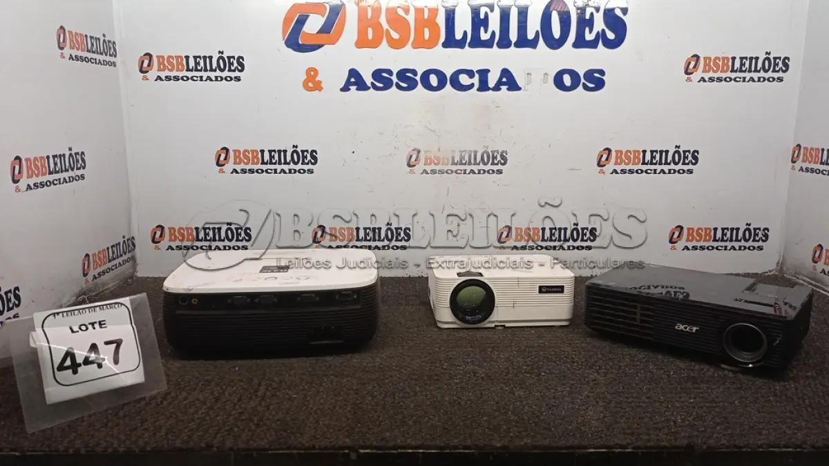 LOTE 447 - 03 PROJETORES DE MARCAS E MODELOS DIVERSOS. (NO ESTADO) ATENÇÃO! FAZER A VISITAÇÃO ANTES DE ARREMATAR, NÃO SABEMOS SE FUNCIONA, LEILÃO NÃO TEM GARANTIA E NEM DEVOLUÇÃO, SUJEITO A POSSÍVEIS AVARIAS VISÍVEIS/OCULTAS E/OU AUSÊNCIA DE COMPONENTES.