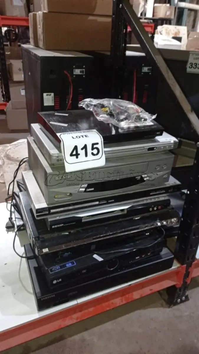 LOTE 415 - 01 LOTE COM VÁRIOS APARELHOS DE DVD DE MARCAS E MODELOS DIVERSOS. (NO ESTADO) ATENÇÃO! FAZER A VISITAÇÃO ANTES DE ARREMATAR, NÃO SABEMOS SE FUNCIONA, LEILÃO NÃO TEM GARANTIA E NEM DEVOLUÇÃO, SUJEITO A POSSÍVEIS AVARIAS VISÍVEIS/OCULTAS E/OU AUSÊNCIA DE COMPONENTES.