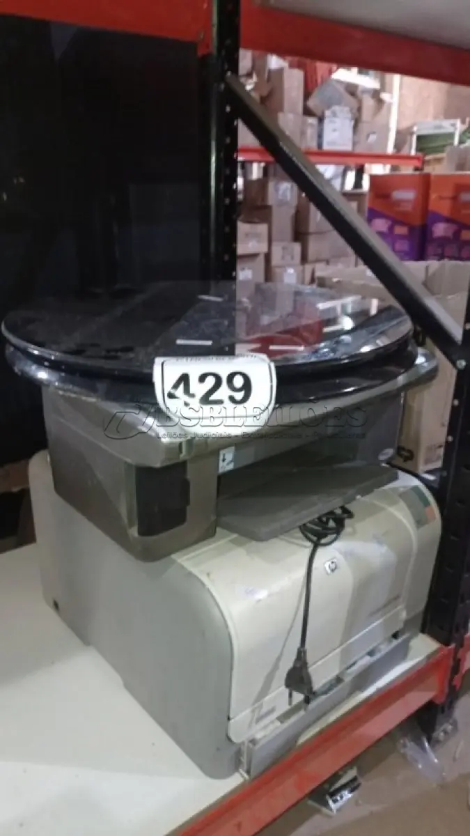 LOTE 429 - 02 IMPRESSORAS MARCA HP E EPSON E 02 TAMPOS DE MESAS PEQUENAS EM MADEIRA. (NO ESTADO) ATENÇÃO! FAZER A VISITAÇÃO ANTES DE ARREMATAR, NÃO SABEMOS SE FUNCIONA, LEILÃO NÃO TEM GARANTIA E NEM DEVOLUÇÃO, SUJEITO A POSSÍVEIS AVARIAS VISÍVEIS/OCULTAS E/OU AUSÊNCIA DE COMPONENTES.