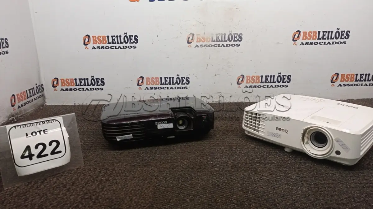 LOTE 422 - 02 PROJETORES MARCA EPSON. (NO ESTADO) ATENÇÃO! FAZER A VISITAÇÃO ANTES DE ARREMATAR, NÃO SABEMOS SE FUNCIONA, LEILÃO NÃO TEM GARANTIA E NEM DEVOLUÇÃO, SUJEITO A POSSÍVEIS AVARIAS VISÍVEIS/OCULTAS E/OU AUSÊNCIA DE COMPONENTES.