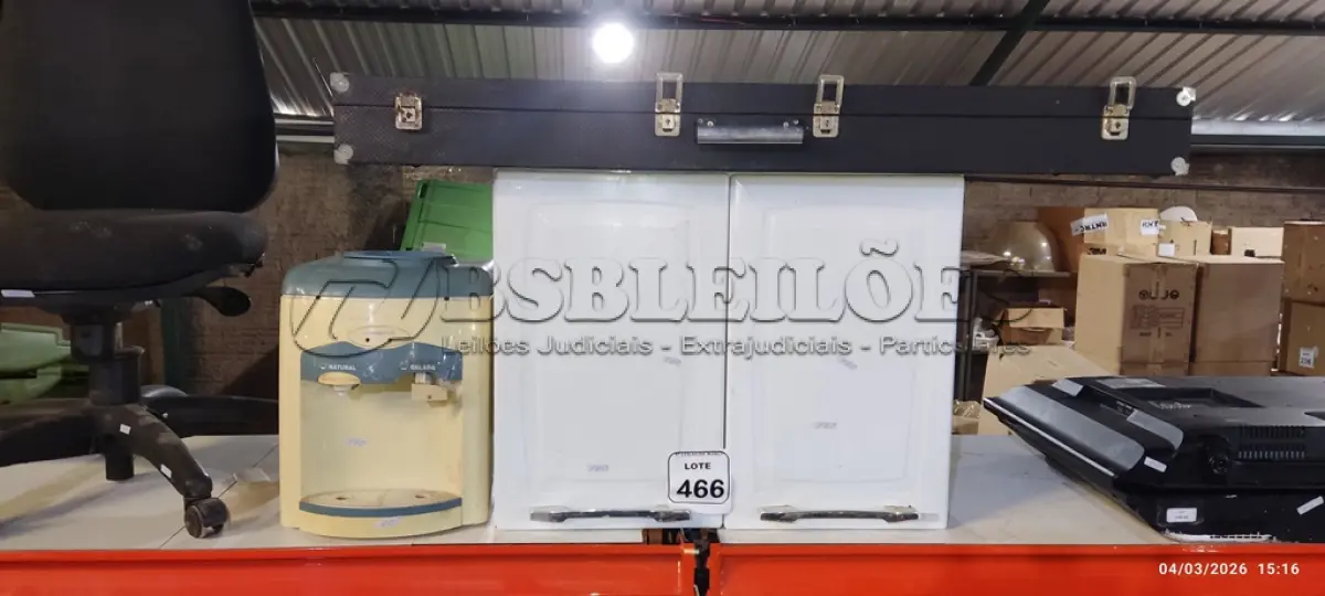 LOTE 466 - 01 ARMÁRIOS PEQUENO DE COZINHA 02 PORTAS, 01 CASE NA COR PRETA E 01 BEBEDOURO PARA GARRAFÃO. (NO ESTADO) ATENÇÃO! FAZER A VISITAÇÃO ANTES DE ARREMATAR, NÃO SABEMOS SE FUNCIONA, LEILÃO NÃO TEM GARANTIA E NEM DEVOLUÇÃO, SUJEITO A POSSÍVEIS AVARIAS VISÍVEIS/OCULTAS E/OU AUSÊNCIA DE COMPONENTES.