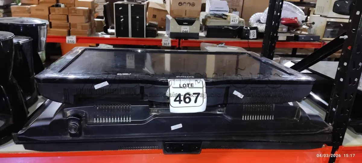 LOTE 467 - 03 TVS LCD TAMANHOS E MARCAS DIVERSAS. (NO ESTADO) ATENÇÃO! FAZER A VISITAÇÃO ANTES DE ARREMATAR, NÃO SABEMOS SE FUNCIONA, LEILÃO NÃO TEM GARANTIA E NEM DEVOLUÇÃO, SUJEITO A POSSÍVEIS AVARIAS VISÍVEIS/OCULTAS E/OU AUSÊNCIA DE COMPONENTES.