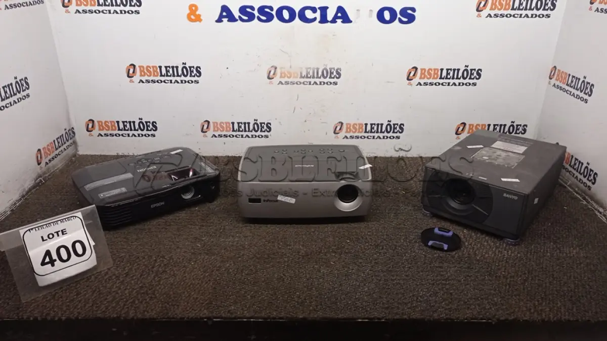 LOTE 400 - 03 PROJETORES MARCAS INFOCUS, SANYO E EPSON. (NO ESTADO) ATENÇÃO! FAZER A VISITAÇÃO ANTES DE ARREMATAR, NÃO SABEMOS SE FUNCIONA, LEILÃO NÃO TEM GARANTIA E NEM DEVOLUÇÃO, SUJEITO A POSSÍVEIS AVARIAS VISÍVEIS/OCULTAS E/OU AUSÊNCIA DE COMPONENTES.