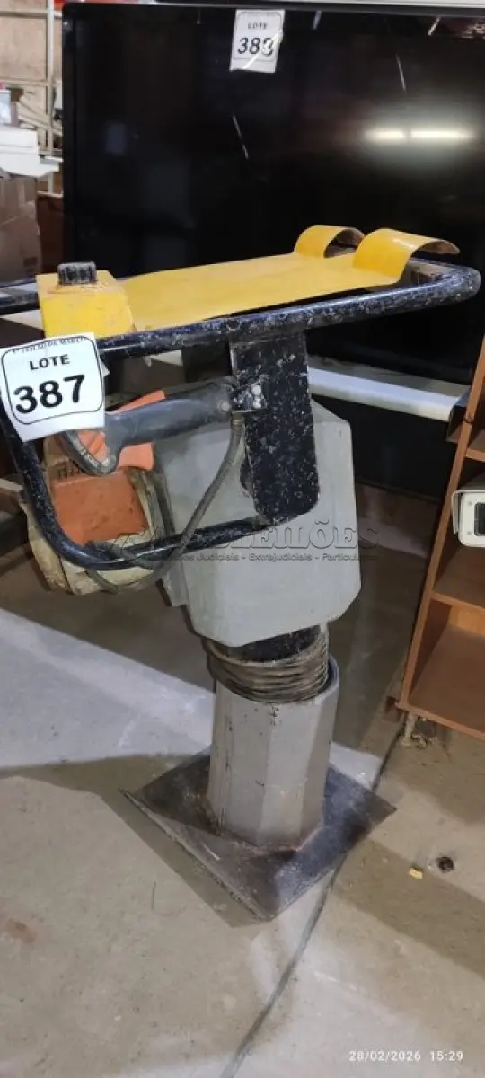 LOTE 387 - 01 MÁQUINA COMPACTADORA DE SOLO. (NO ESTADO) ATENÇÃO! FAZER A VISITAÇÃO ANTES DE ARREMATAR, NÃO SABEMOS SE FUNCIONA, LEILÃO NÃO TEM GARANTIA E NEM DEVOLUÇÃO, SUJEITO A POSSÍVEIS AVARIAS VISÍVEIS/OCULTAS E/OU AUSÊNCIA DE COMPONENTES.