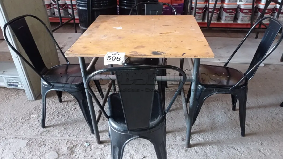 LOTE 506 - 01 MESA DE FERRO COM TAMPO EM MADEIRA E 04 CADEIRAS DE FERRO. (NO ESTADO) ATENÇÃO! FAZER A VISITAÇÃO ANTES DE ARREMATAR, NÃO SABEMOS SE FUNCIONA, LEILÃO NÃO TEM GARANTIA E NEM DEVOLUÇÃO, SUJEITO A POSSÍVEIS AVARIAS VISÍVEIS/OCULTAS E/OU AUSÊNCIA DE COMPONENTES.