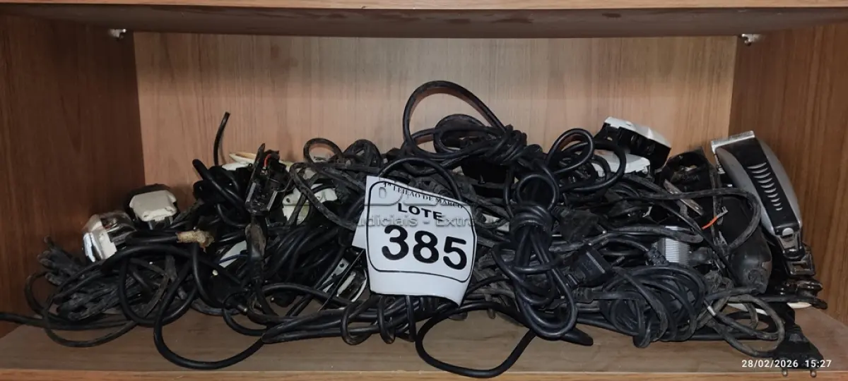LOTE 385 - 01 LOTE COM GRANDE QUANTIDADE DE MÁQUINAS DE CORTAR CABELO PARA RETIRADA DE PEÇAS. (NO ESTADO) ATENÇÃO! FAZER A VISITAÇÃO ANTES DE ARREMATAR, NÃO SABEMOS SE FUNCIONA, LEILÃO NÃO TEM GARANTIA E NEM DEVOLUÇÃO, SUJEITO A POSSÍVEIS AVARIAS VISÍVEIS/OCULTAS E/OU AUSÊNCIA DE COMPONENTES.