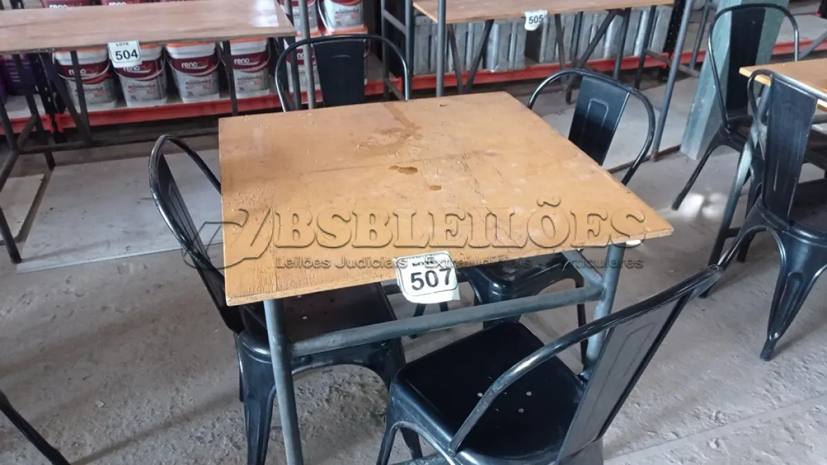 LOTE 507 - 01 MESA DE FERRO COM TAMPO EM MADEIRA E 04 CADEIRAS DE FERRO. (NO ESTADO) ATENÇÃO! FAZER A VISITAÇÃO ANTES DE ARREMATAR, NÃO SABEMOS SE FUNCIONA, LEILÃO NÃO TEM GARANTIA E NEM DEVOLUÇÃO, SUJEITO A POSSÍVEIS AVARIAS VISÍVEIS/OCULTAS E/OU AUSÊNCIA DE COMPONENTES.