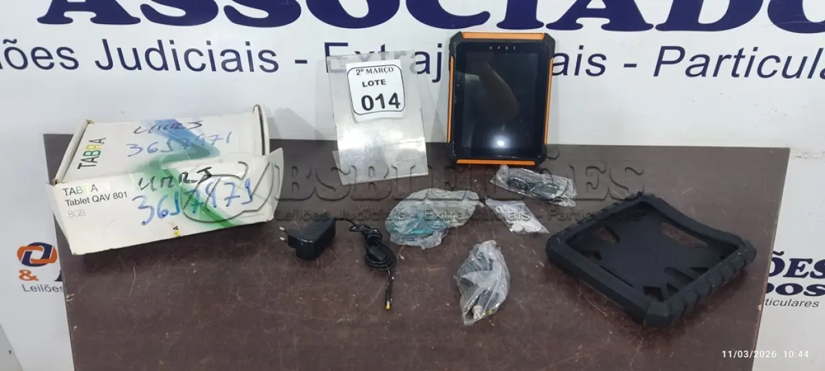 LOTE 014 - 01 TABLET MODELO QAV 801 8GB MARCA TABRA. (NO ESTADO) ATENÇÃO! FAZER A VISITAÇÃO ANTES DE ARREMATAR, NÃO SABEMOS SE FUNCIONA, LEILÃO NÃO TEM GARANTIA E NEM DEVOLUÇÃO, SUJEITO A POSSÍVEIS AVARIAS VISÍVEIS/OCULTAS E/OU AUSÊNCIA DE COMPONENTES.
