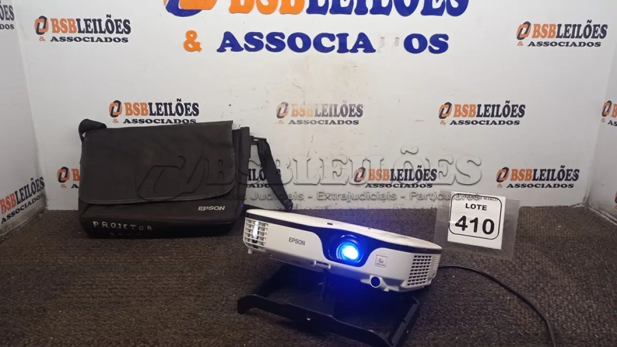LOTE 410 - 01 PROJETOR MARCA EPSON. (NO ESTADO) ATENÇÃO! FAZER A VISITAÇÃO ANTES DE ARREMATAR, NÃO SABEMOS SE FUNCIONA, LEILÃO NÃO TEM GARANTIA E NEM DEVOLUÇÃO, SUJEITO A POSSÍVEIS AVARIAS VISÍVEIS/OCULTAS E/OU AUSÊNCIA DE COMPONENTES.