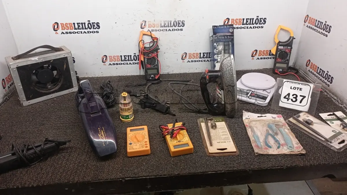 LOTE 437 - 01 CAIXA COM VÁRIOS MULTÍMETROS, 01 JOGO DE ALICATES DE UNHA, 01 BALANÇA, 01 FERRO DE PASSAR, 01 PRANCHA DE CABELO E MATERIAIS DIVERSOS. (NO ESTADO) ATENÇÃO! FAZER A VISITAÇÃO ANTES DE ARREMATAR, NÃO SABEMOS SE FUNCIONA, LEILÃO NÃO TEM GARANTIA E NEM DEVOLUÇÃO, SUJEITO A POSSÍVEIS AVARIAS VISÍVEIS/OCULTAS E/OU AUSÊNCIA DE COMPONENTES.