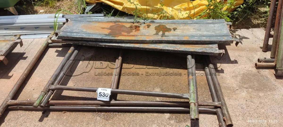 LOTE 530 - 02 PEÇAS DE ANDAIME DE 1X1,5M, 02 PEÇAS DE ANDAIME DE 1X1M E 02 PISOS METÁLICOS DE 1,5M. (NO ESTADO) ATENÇÃO! FAZER A VISITAÇÃO ANTES DE ARREMATAR, NÃO SABEMOS SE FUNCIONA, LEILÃO NÃO TEM GARANTIA E NEM DEVOLUÇÃO, SUJEITO A POSSÍVEIS AVARIAS VISÍVEIS/OCULTAS E/OU AUSÊNCIA DE COMPONENTES.