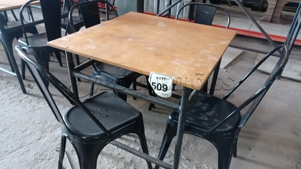 LOTE 509 - 01 MESA DE FERRO COM TAMPO EM MADEIRA E 04 CADEIRAS DE FERRO. (NO ESTADO) ATENÇÃO! FAZER A VISITAÇÃO ANTES DE ARREMATAR, NÃO SABEMOS SE FUNCIONA, LEILÃO NÃO TEM GARANTIA E NEM DEVOLUÇÃO, SUJEITO A POSSÍVEIS AVARIAS VISÍVEIS/OCULTAS E/OU AUSÊNCIA DE COMPONENTES.