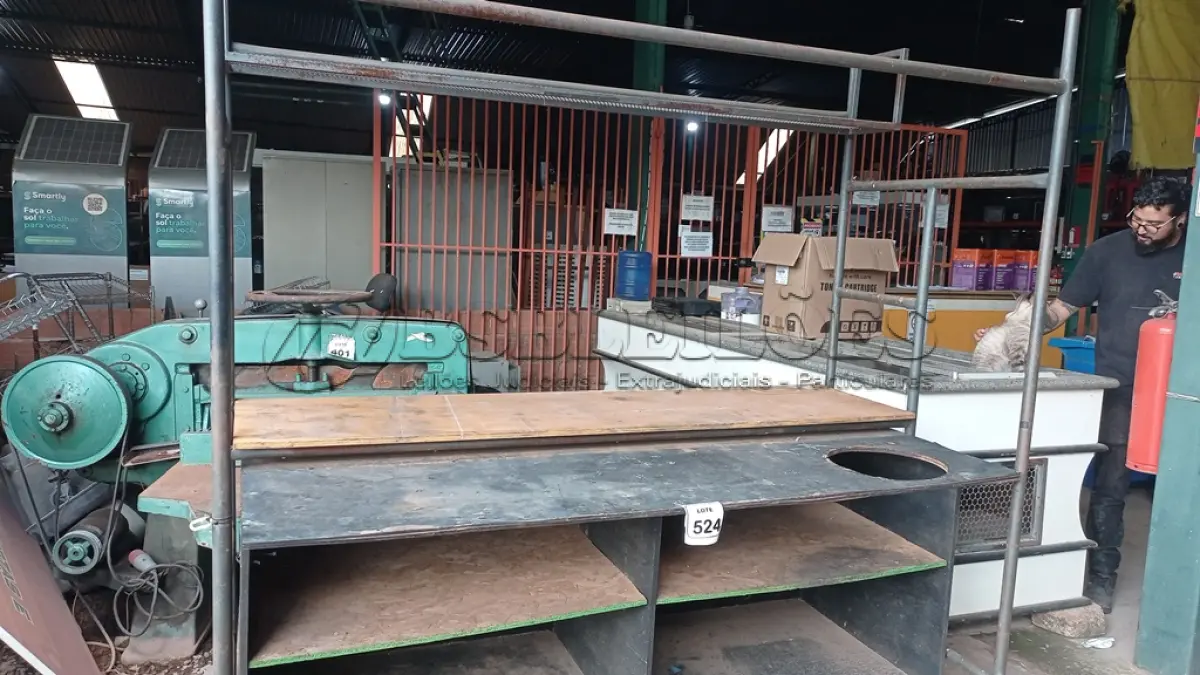 LOTE 524 - 01 BALCÃO DE FERRO TUBULAR E MADEIRA. (NO ESTADO) ATENÇÃO! FAZER A VISITAÇÃO ANTES DE ARREMATAR, NÃO SABEMOS SE FUNCIONA, LEILÃO NÃO TEM GARANTIA E NEM DEVOLUÇÃO, SUJEITO A POSSÍVEIS AVARIAS VISÍVEIS/OCULTAS E/OU AUSÊNCIA DE COMPONENTES.