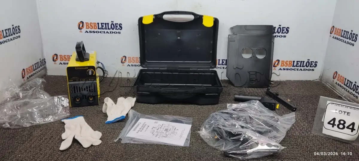 LOTE 484 - 01 MÁQUINA DE SOLDA 220V COM MALETA E ACESSÓRIOS MÁSCARA, LUVAS, ESCOVA, ALICATE DE SOLDA E GRAMPO DE ATERRAMENTO (PRODUTO NOVO). (NO ESTADO) ATENÇÃO! FAZER A VISITAÇÃO ANTES DE ARREMATAR, NÃO SABEMOS SE FUNCIONA, LEILÃO NÃO TEM GARANTIA E NEM DEVOLUÇÃO, SUJEITO A POSSÍVEIS AVARIAS VISÍVEIS/OCULTAS E/OU AUSÊNCIA DE COMPONENTES.
